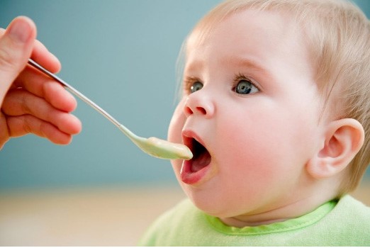 مقادیر قابل توجه مواد شیمیایی سمی در غذای کودک ممکن است به قوانین جدیدی منجر شود. منبع: WebMD